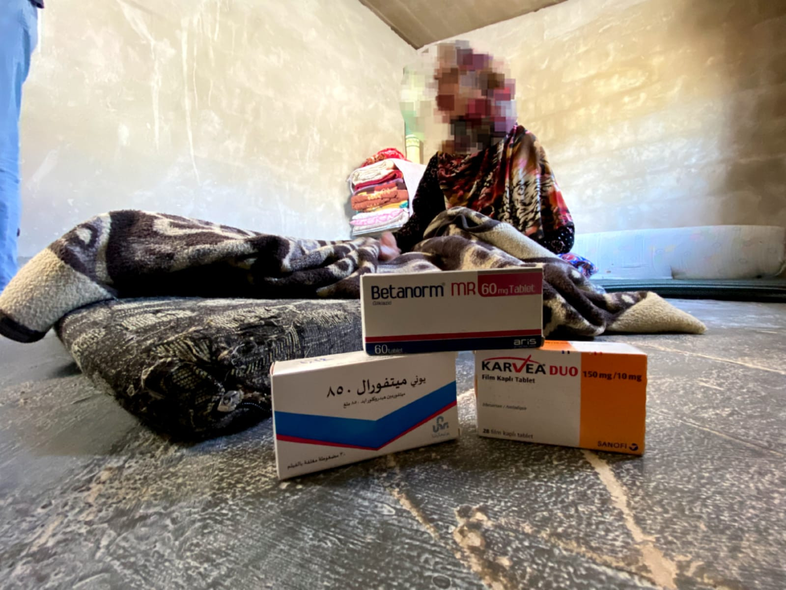 Help our aunt cope with her pain!