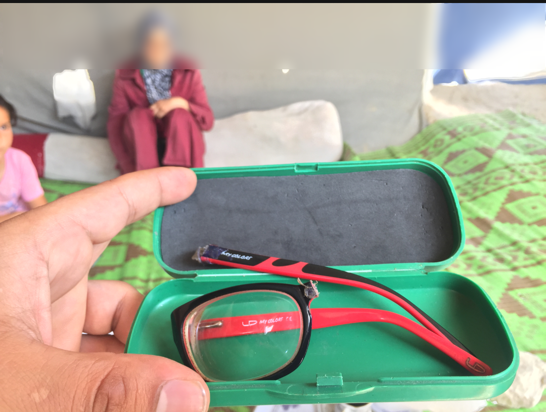 فتاة تحتاج عدسات لتستطيع الرؤية