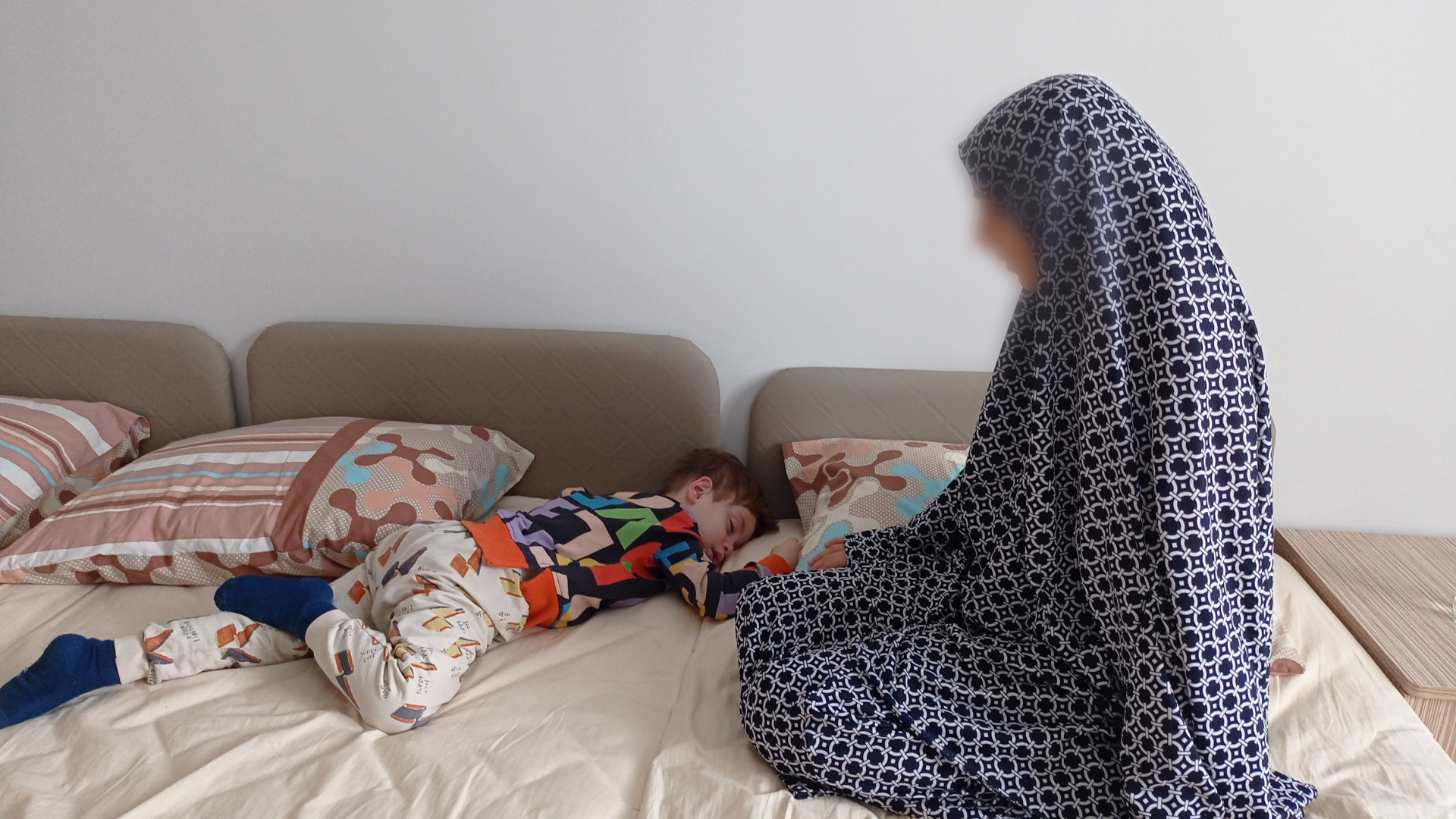 عائلة نكبها الزلزال، وبحاجة لمستلزمات أساسية وملابس.