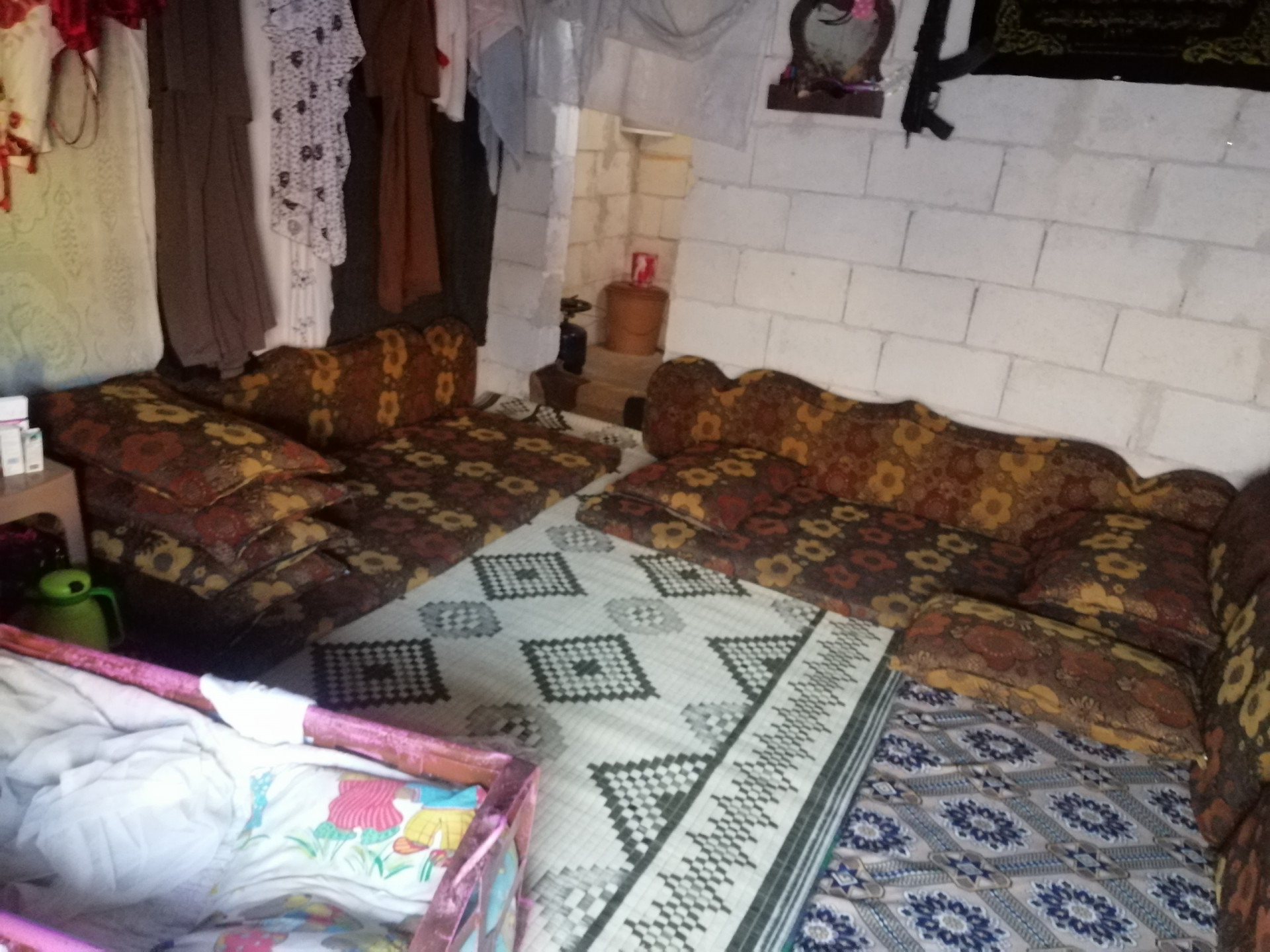 عائلة فقيرة بحاجة لتأمين احتياجاتهم الأساسية!