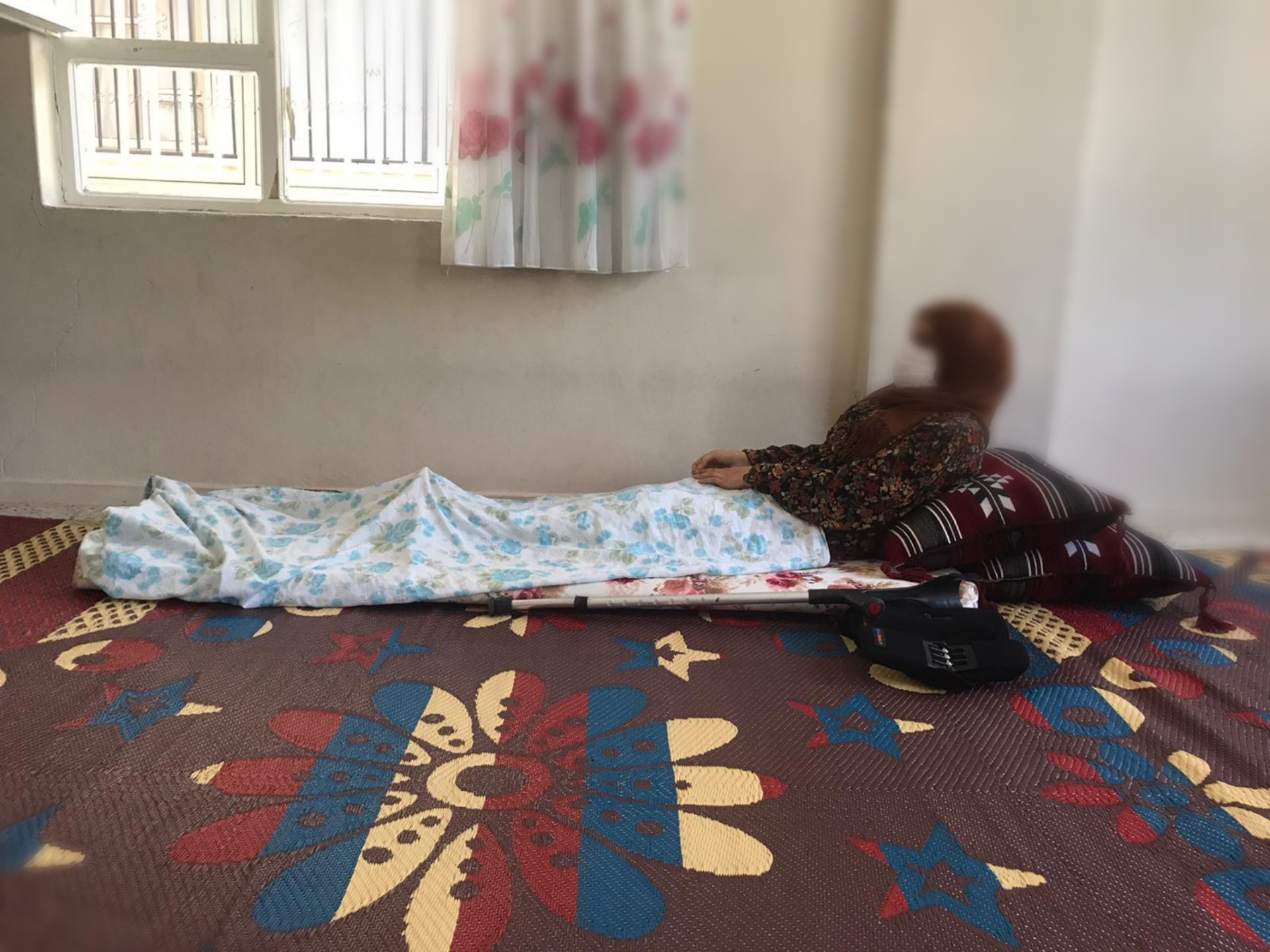 الأخت جيهان بحاجة لجلسات علاج فيزيائي وهي بحاجة لمساعدتنا
