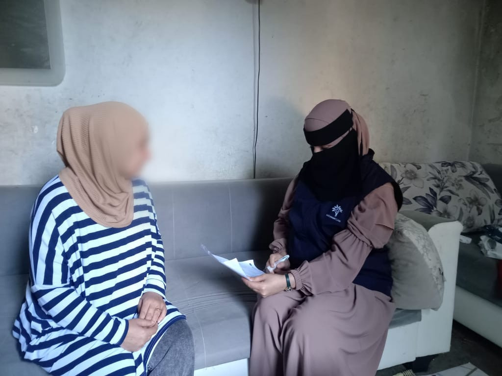 أمّ تصارع قسوة الحياة وحدها