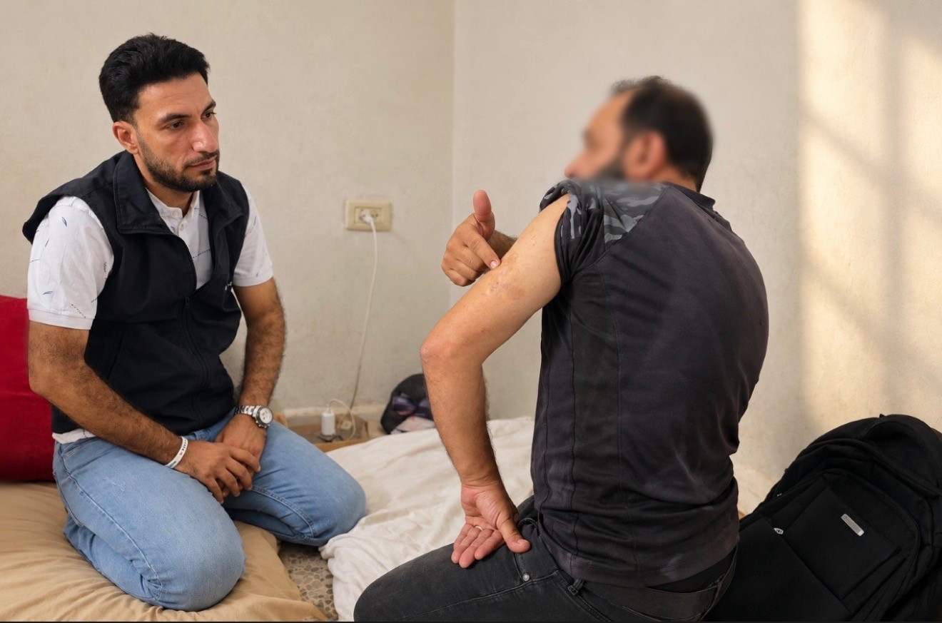 رغم إصابته.. سائر يكافح لأجل طفليه