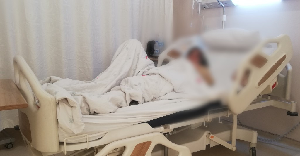 أم استشهدت طفلتها وأصيبت هي في انفجار