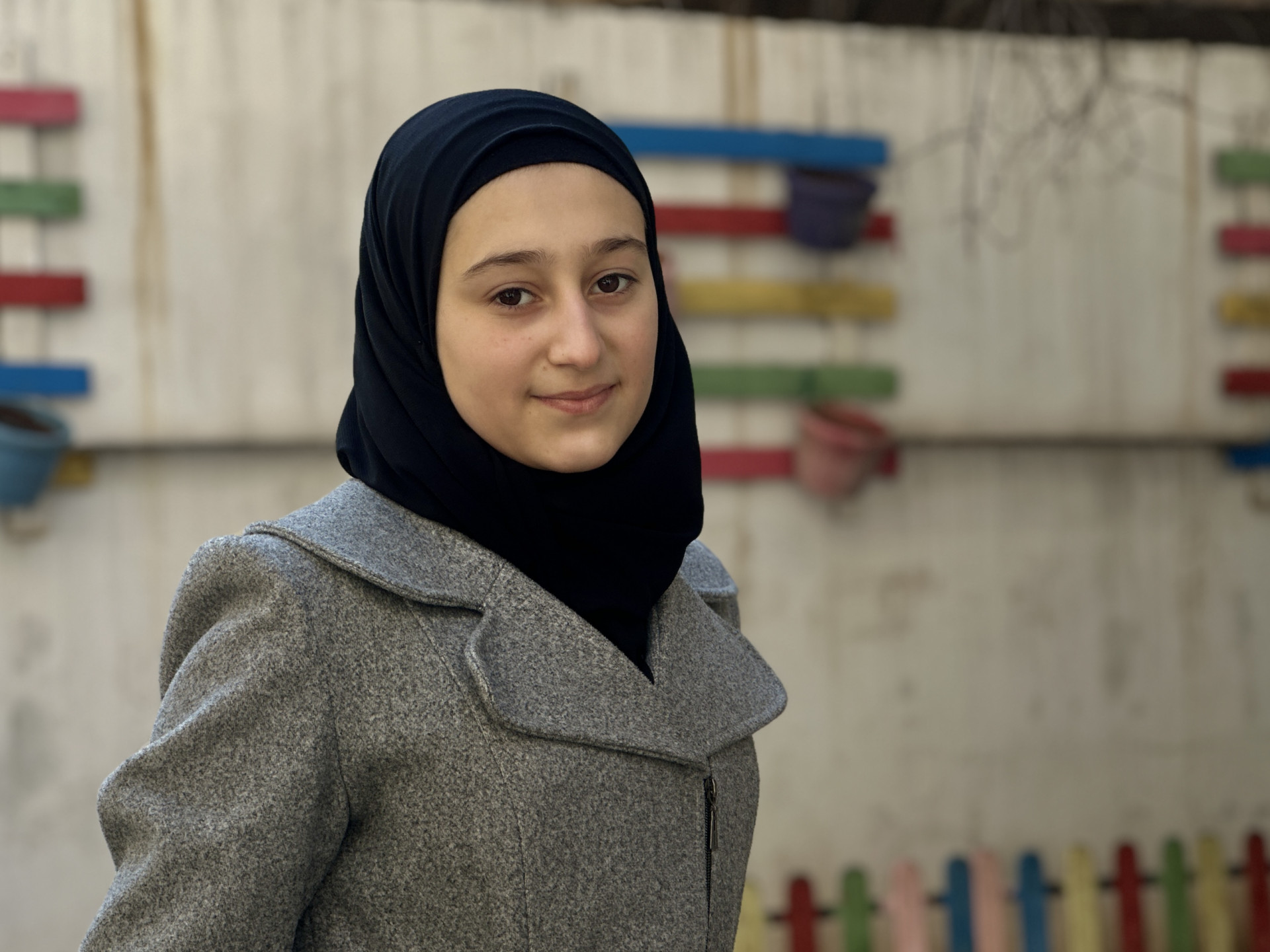 فاطمة فتاة يتيمة تحلم بالتعليم