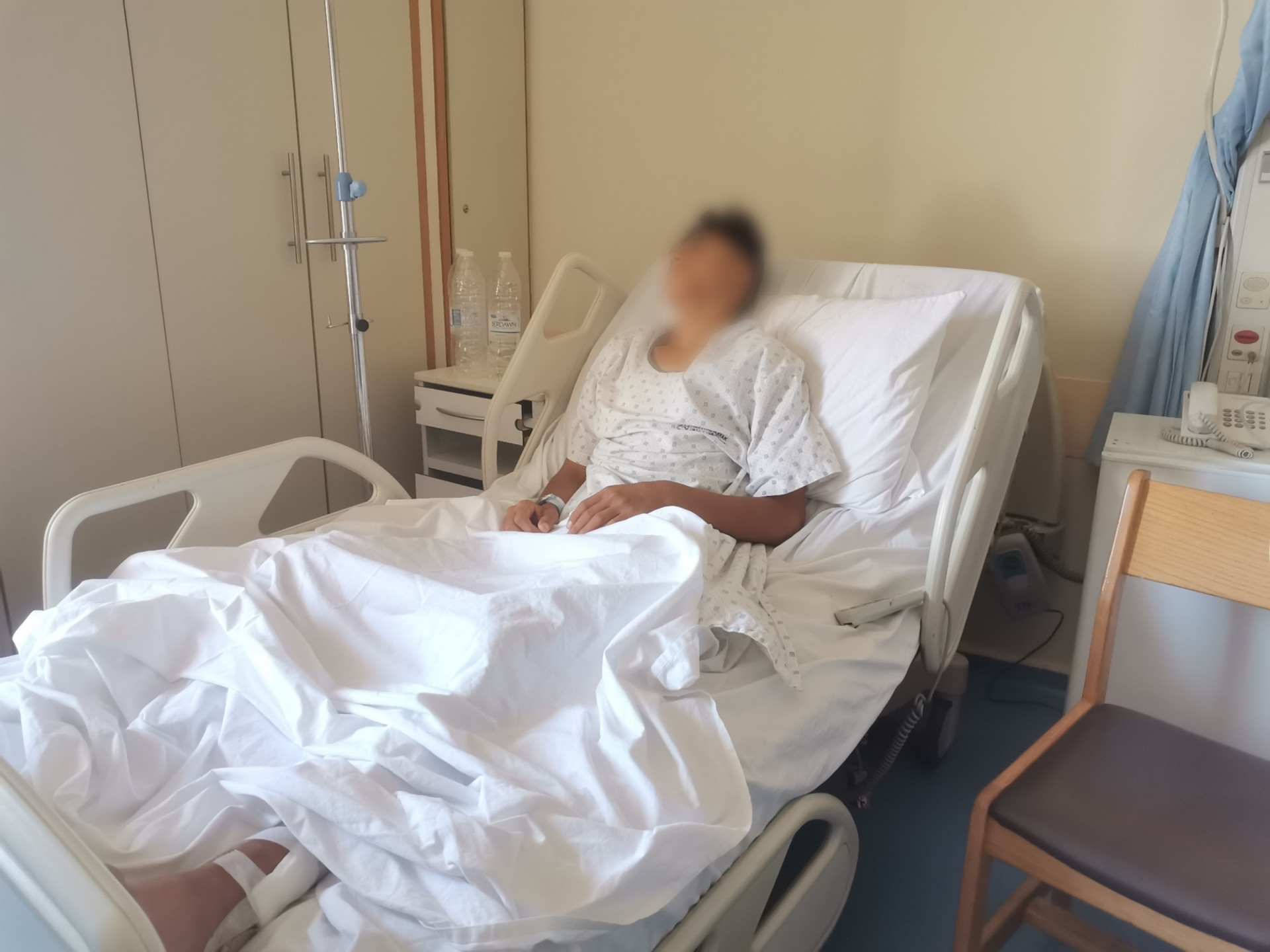 تعرّض لكسر في الحوض أثناء عمله وبحاجة تركيب مفصل بشكل عاجل!