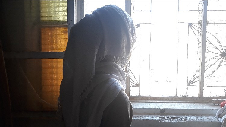 فتاة تعاني من نقص سمع
