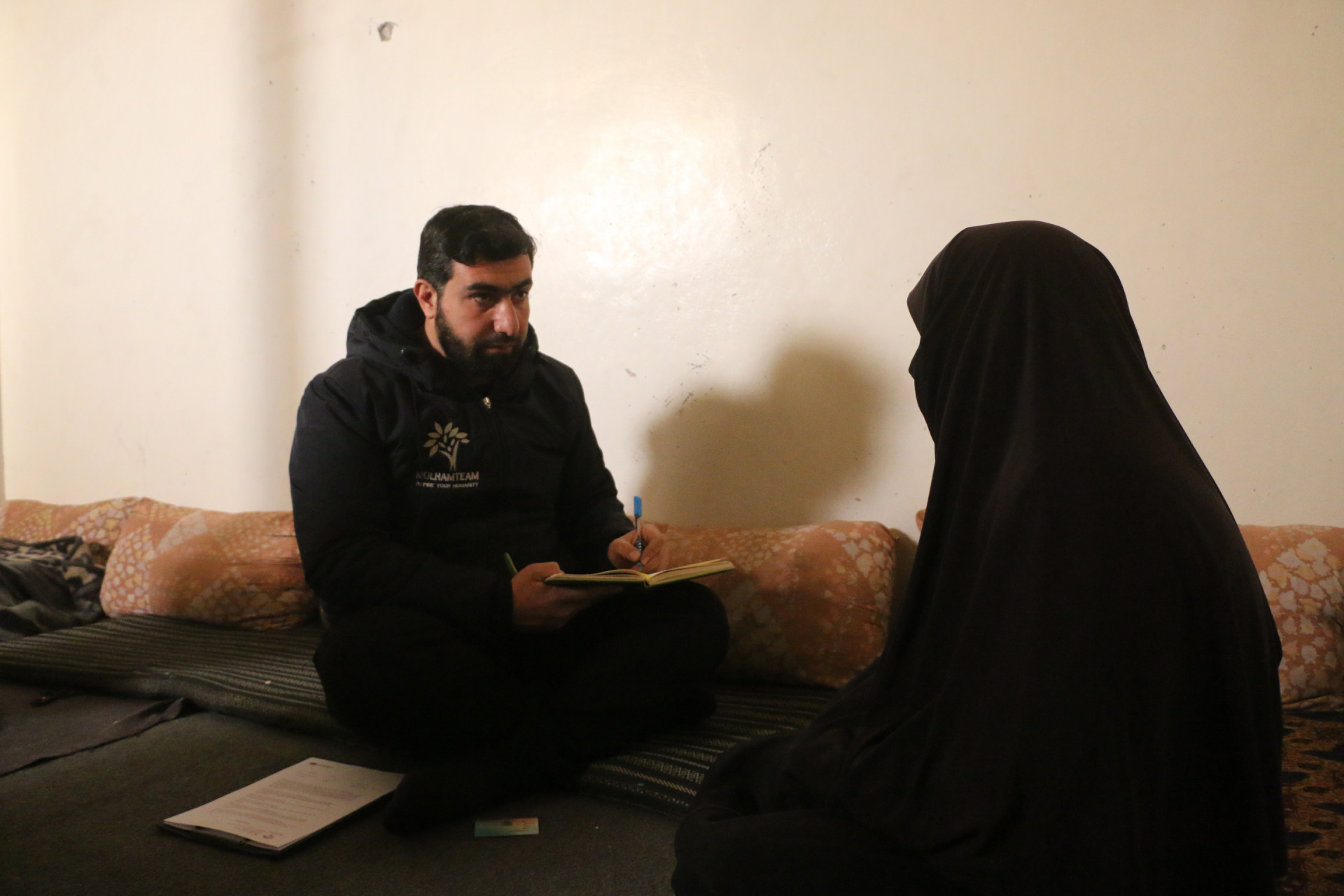 أولادها مع أحفادها، مكلفة بهم، هذه حالة العمة مريم.