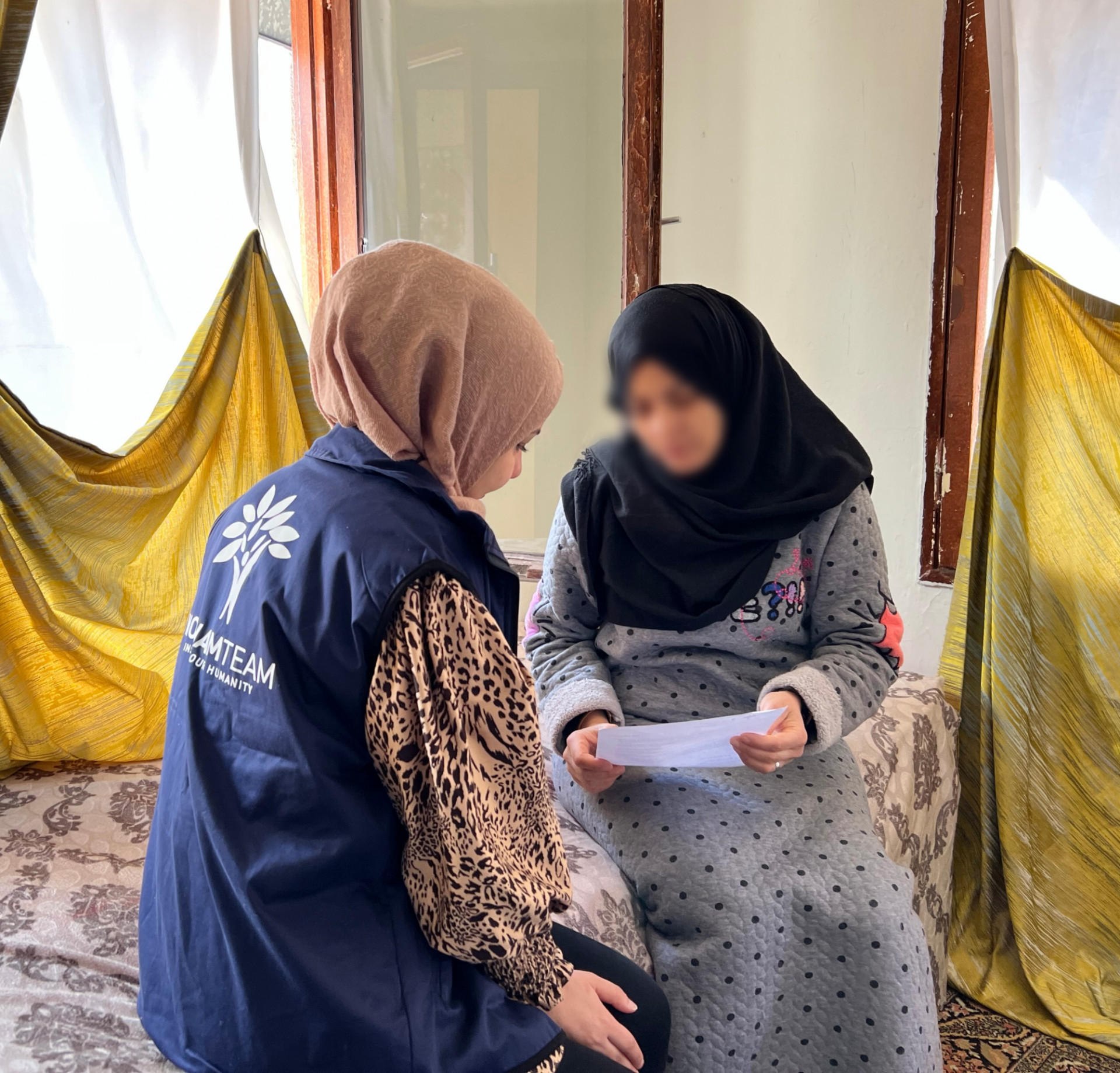 Without a breadwinner, Iman and her child are live alone in Turkey!