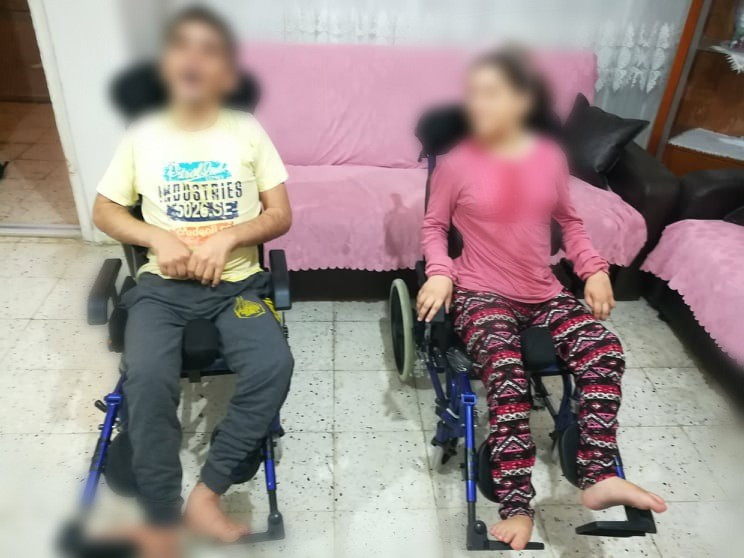 توأمان مصابان بضمور دماغي وشلل نصفي بحاجة ماسة للمساعدة
