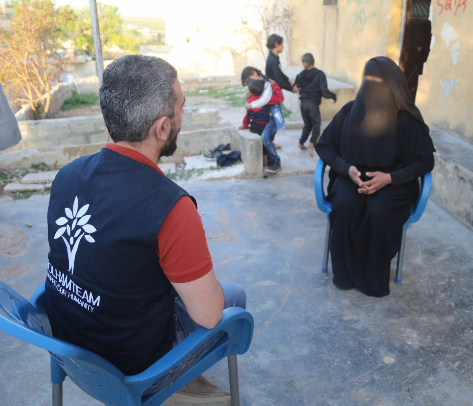 الكم الهائل من المأساة يسكن داخل السيدة عائشة، متعايشة مع كل ظغوطات الحياة لوحدها.