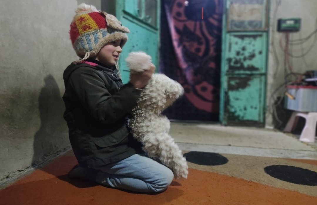 نضال طفل يتيم من مدينة حلب