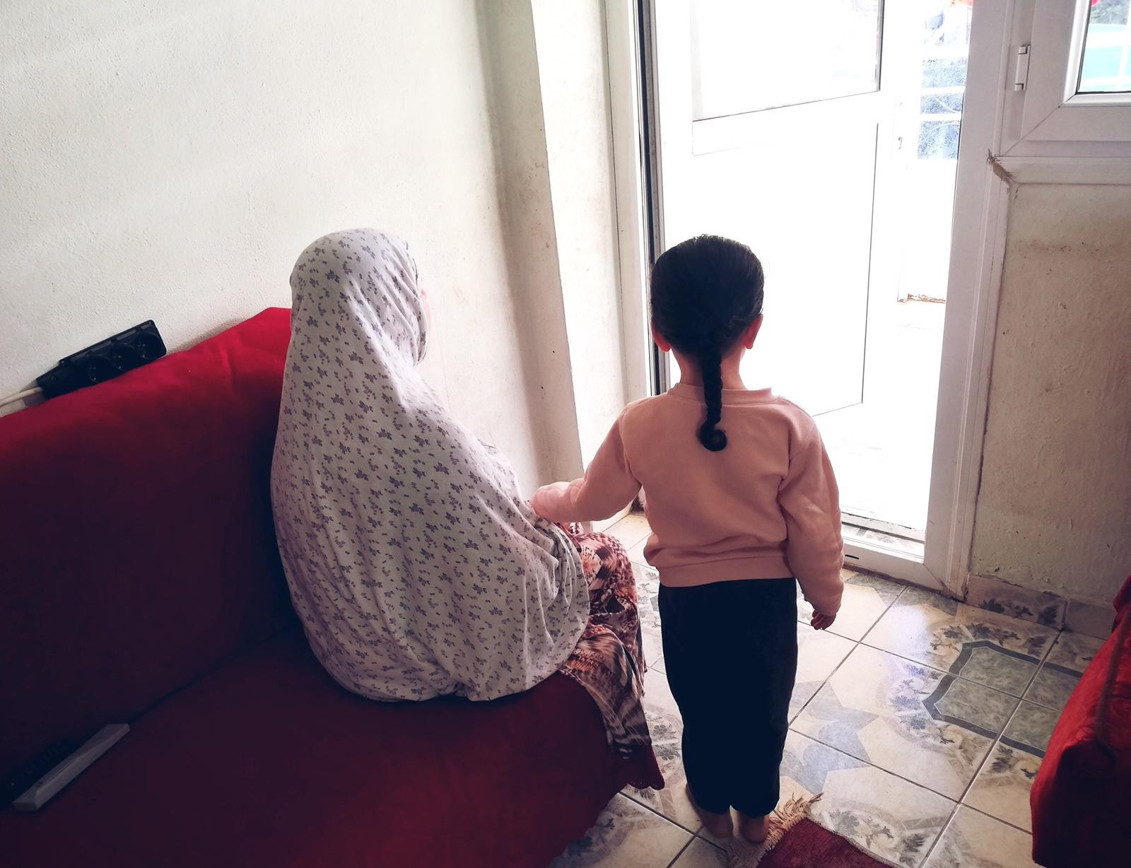 لن تستطيع النظر إن لم تساعدوها