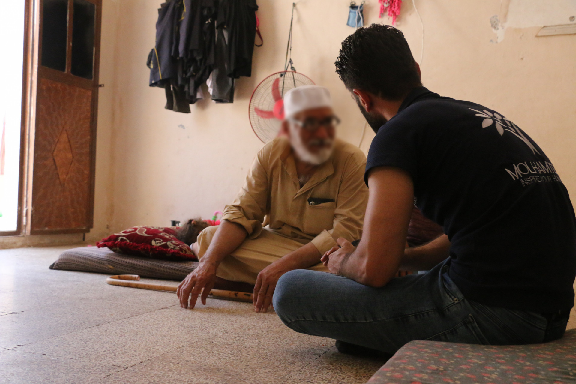 A family residing in an uninhabitable environment suffers from a catastrophic humanitarian reality