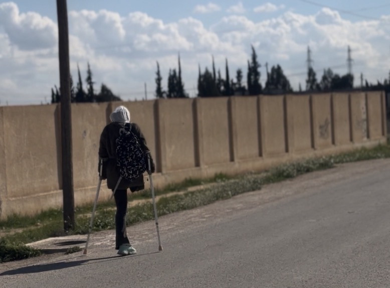 كرسيٌ يعينها على الحركة