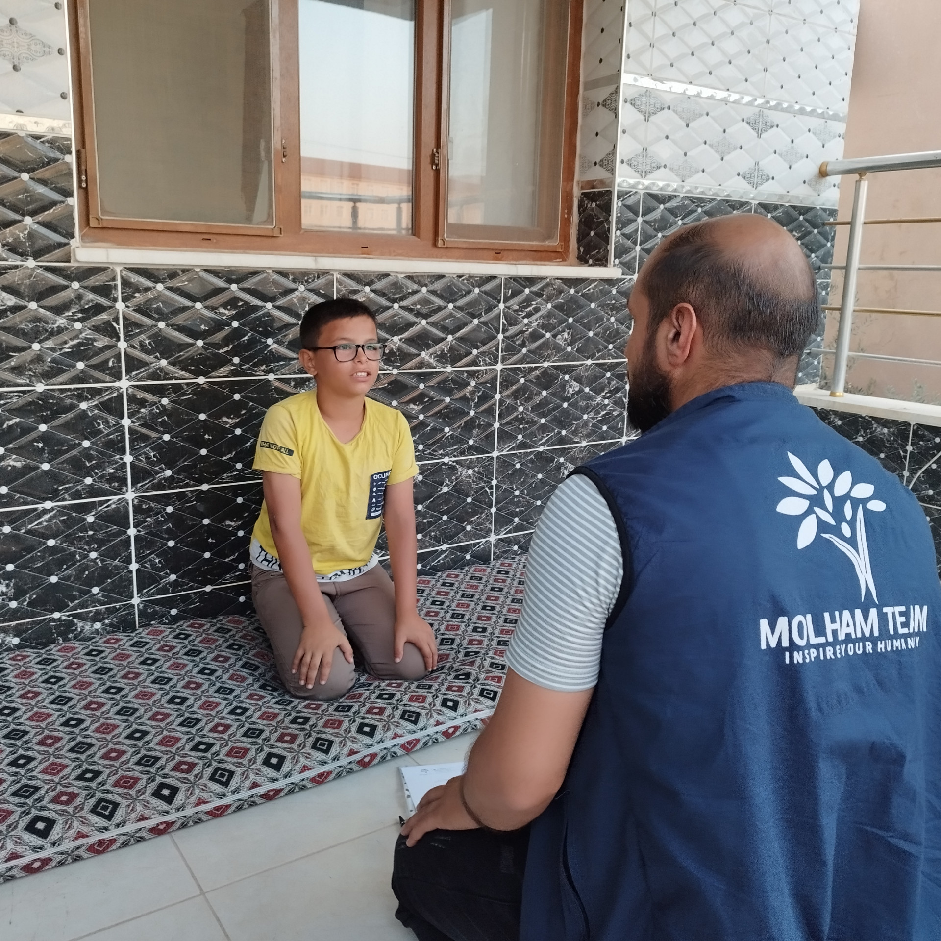 طفل يتيم يطلب العلاج فلا يجده