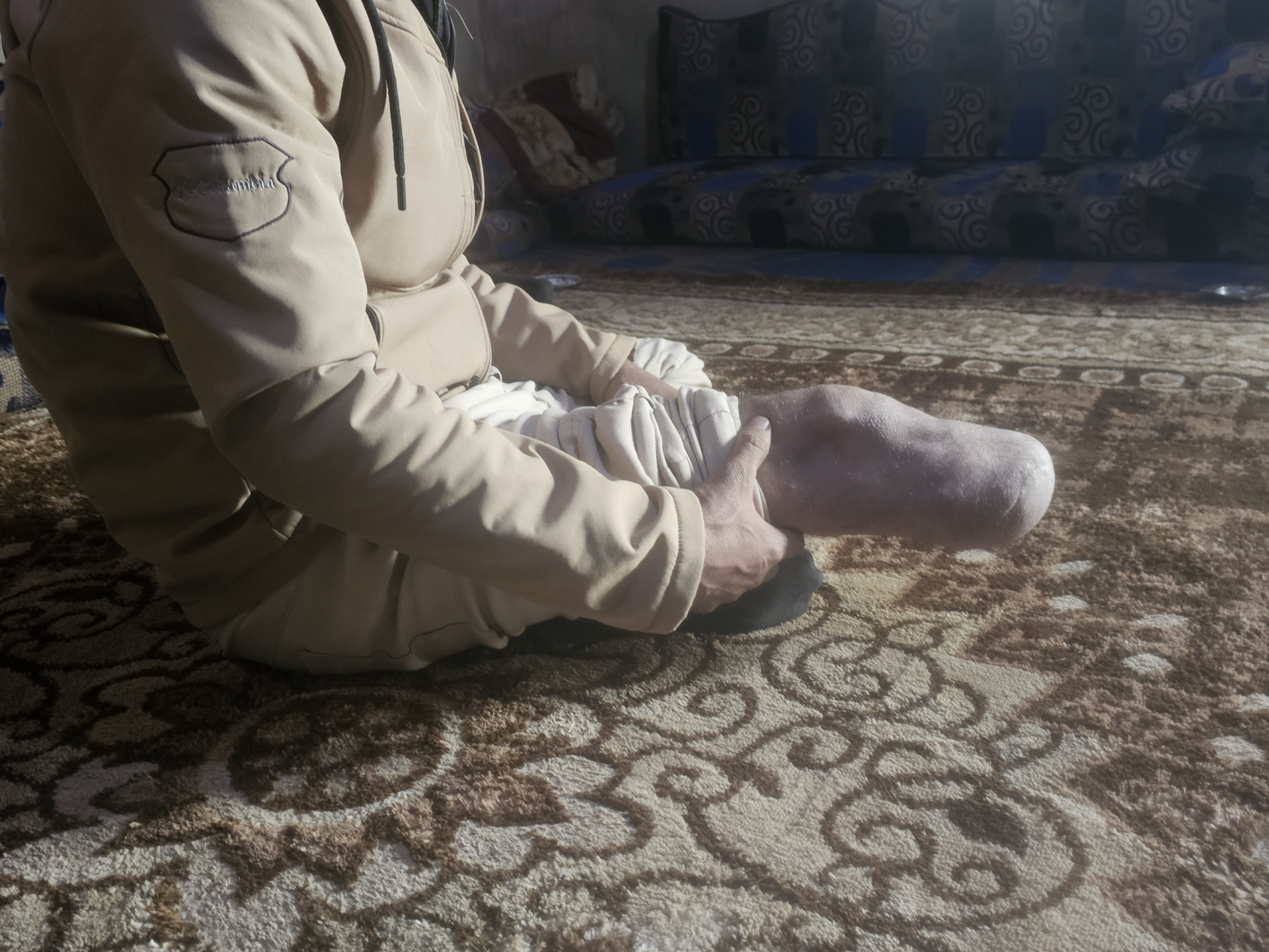 أب مصاب وديون تتراكم