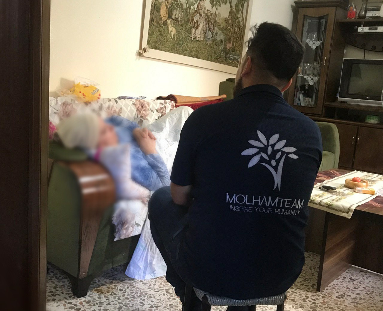 تعاني ألماً شديداً بسبب كتلة لا تستطيع تحمل كلفة استئصالها
