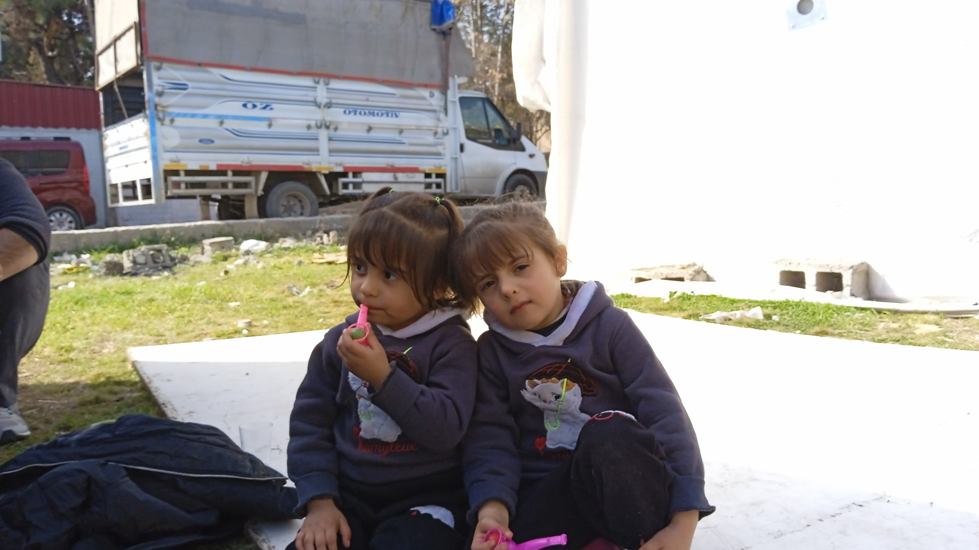 A child suffers from crush syndrome and her Family were displaced and sit on the road.