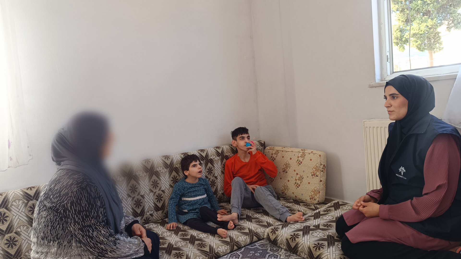 عائلة تواجه المرض والفقر معاً !