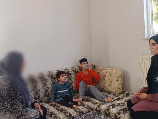 عائلة تواجه المرض والفقر معاً !