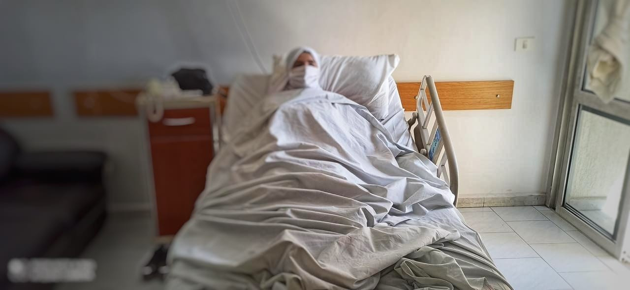 يمنى بحاجة عملية إستئصال اللوز في أسرع وقت