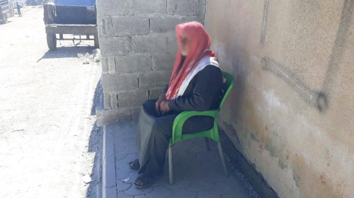 عم يعاني من ماء بيضاء في عيونه ويحتاج مساعدتكم