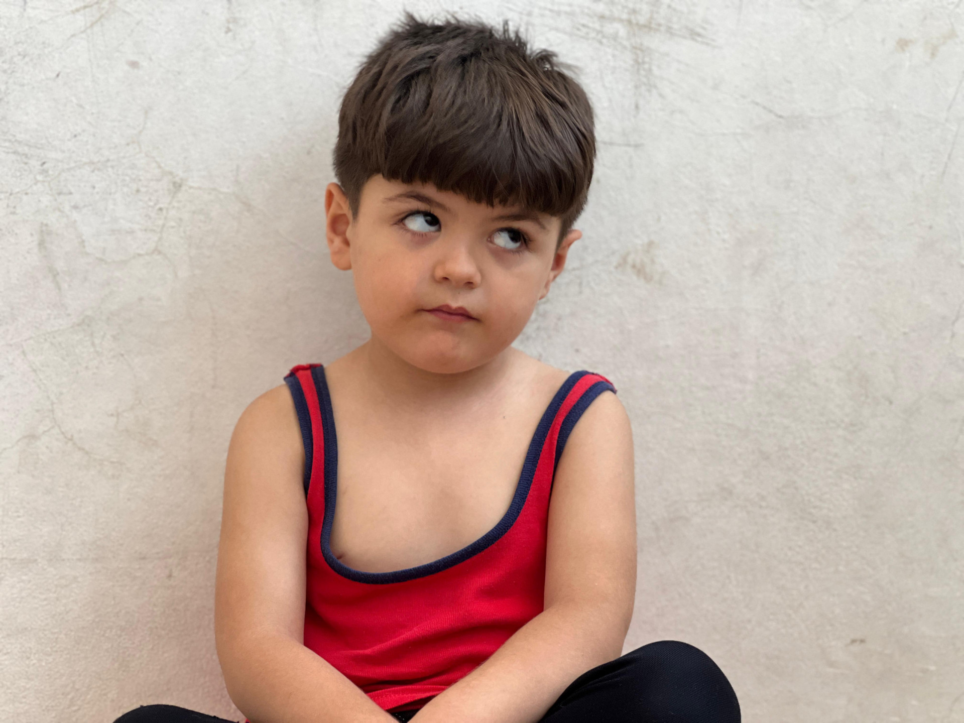 فهد... طفل يخفي عينيه من نظرات الآخرين
