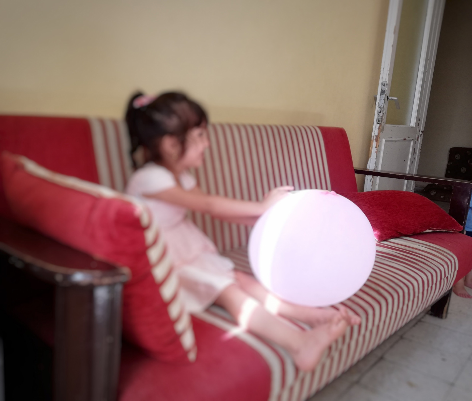 طفلة بحاجة عملية جراحية لعينَيها