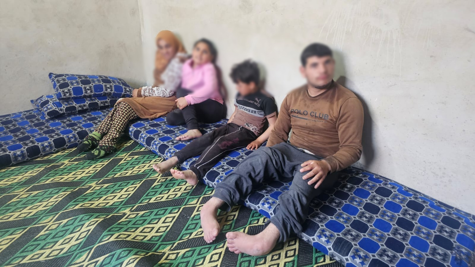 مُكافحاً علّه يؤمن لقمةً