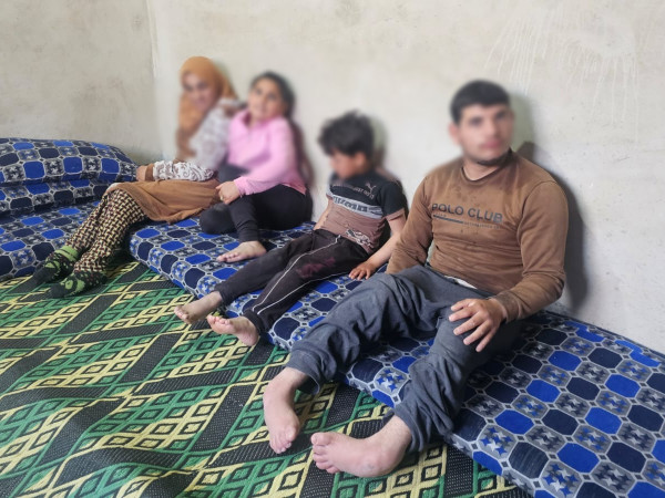 مُكافحاً علّه يؤمن لقمةً