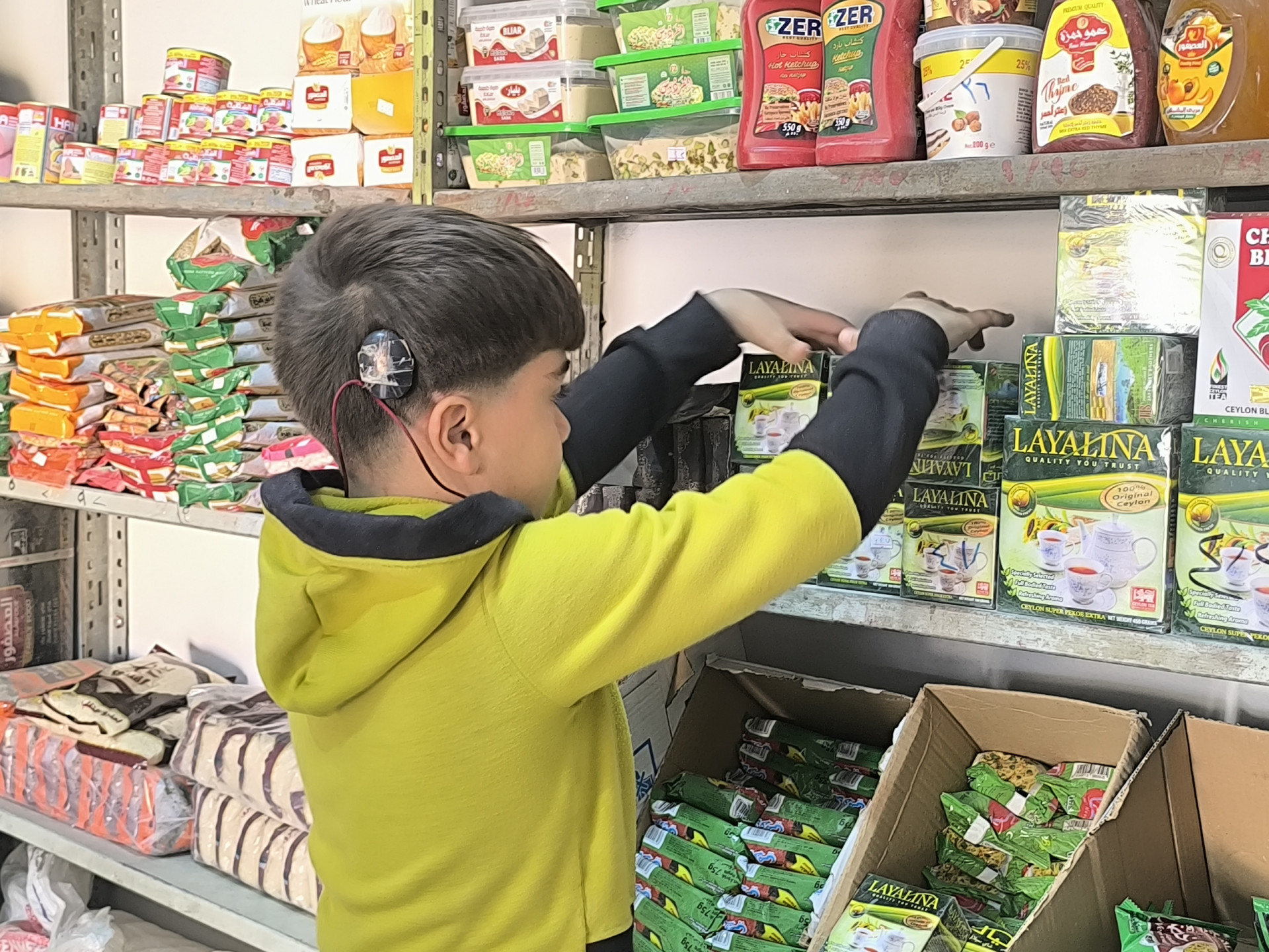 قوقعة أمل… وطفل ينتظر من يعيده إلى مقاعد الدراسة