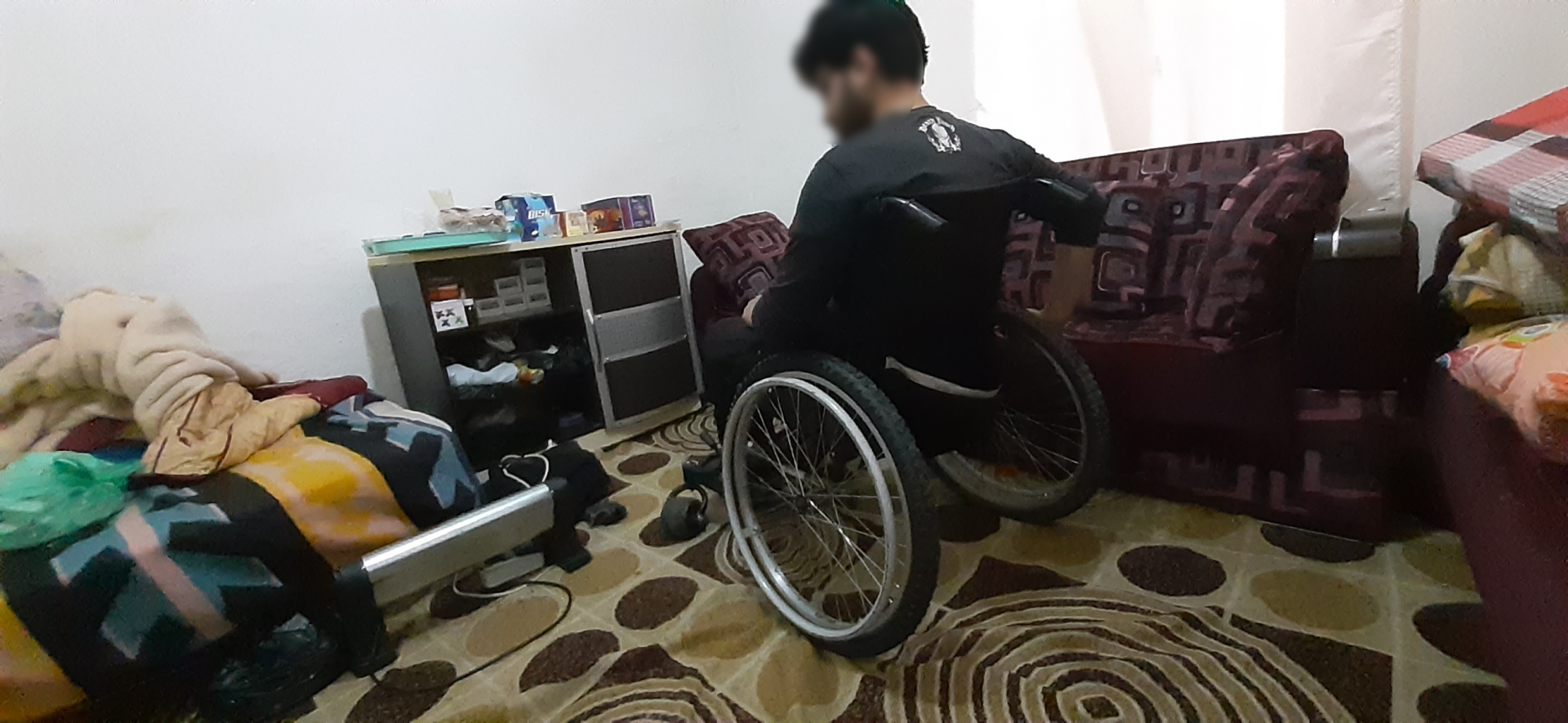 شاب لديه شلل نصفي بحاجة لمساعدتك