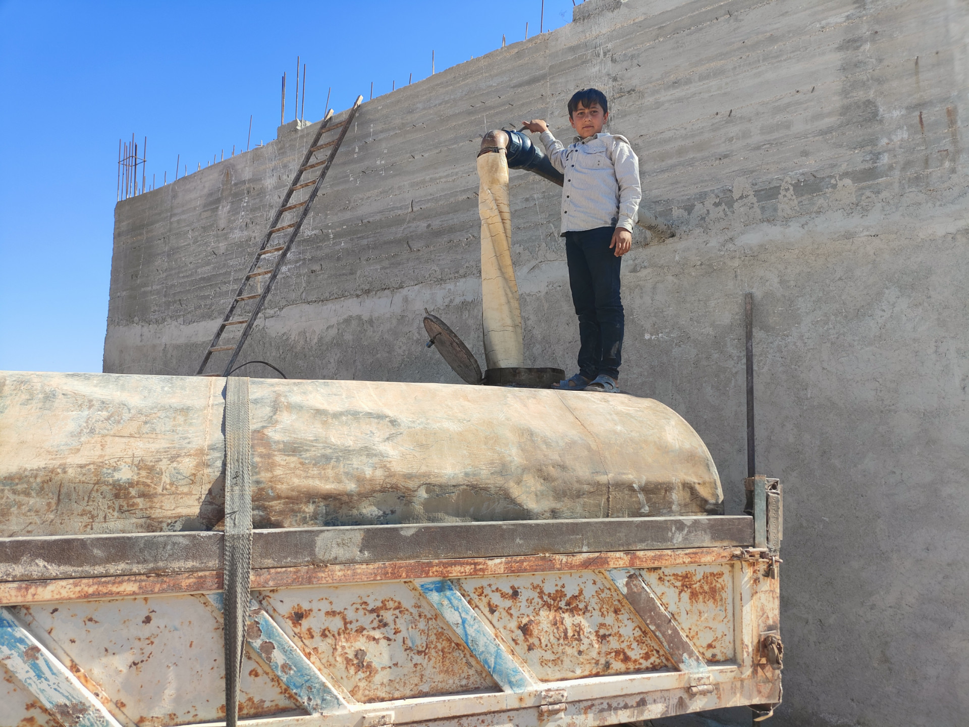 حلم المدرسة ضائع بين جدران بيت مهدّم