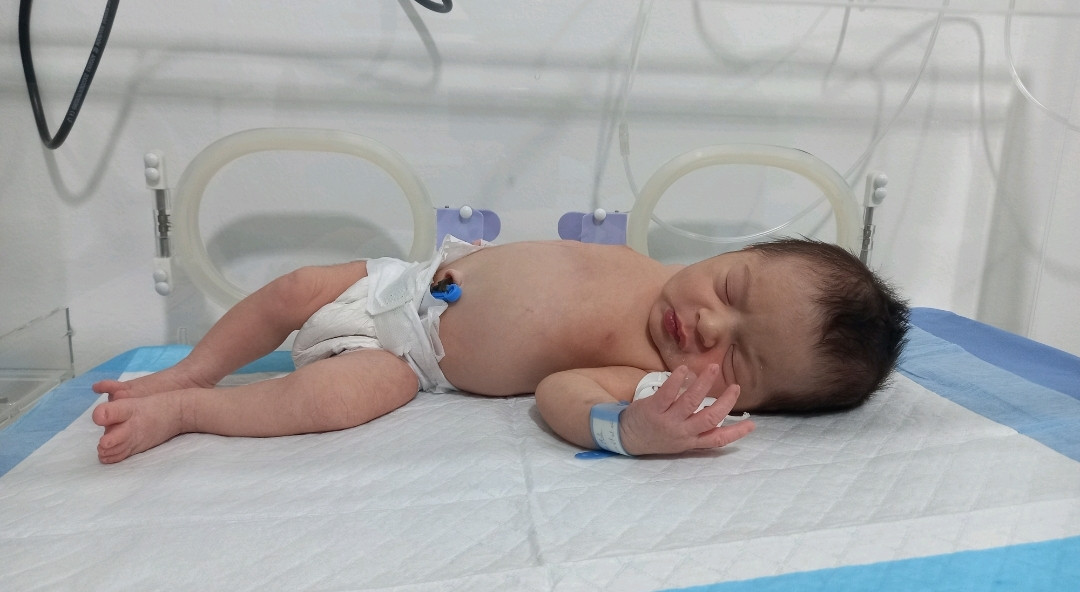 The baby suffers from breathing difficulties and requires an incubator ASAP