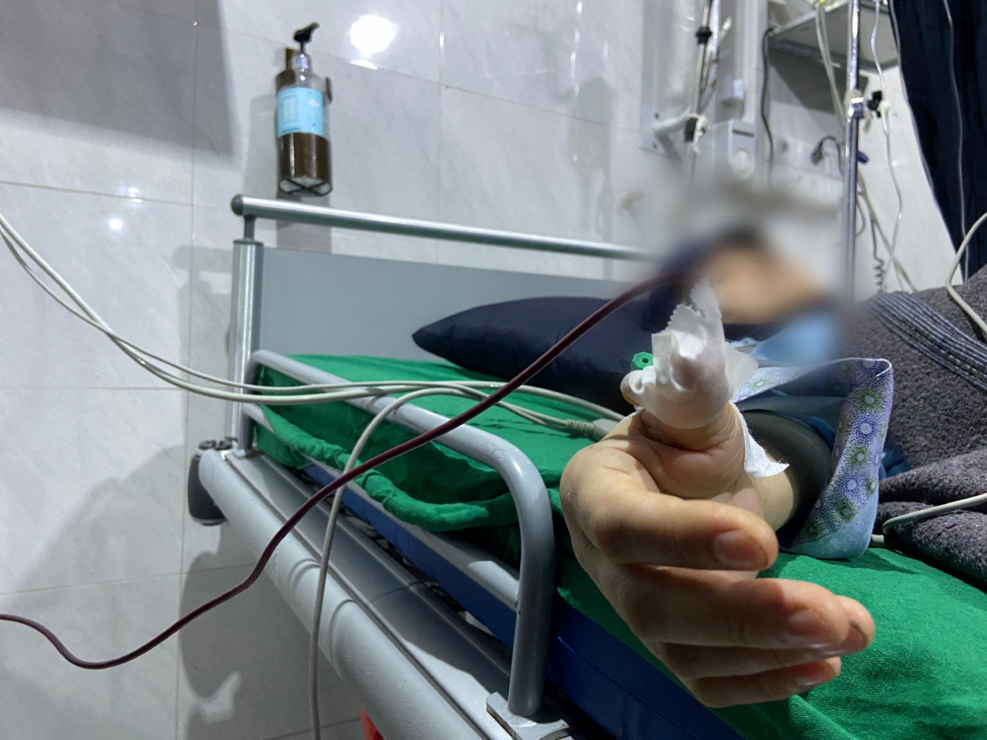 Amina is a mother who urgently needs two cardiac stents!