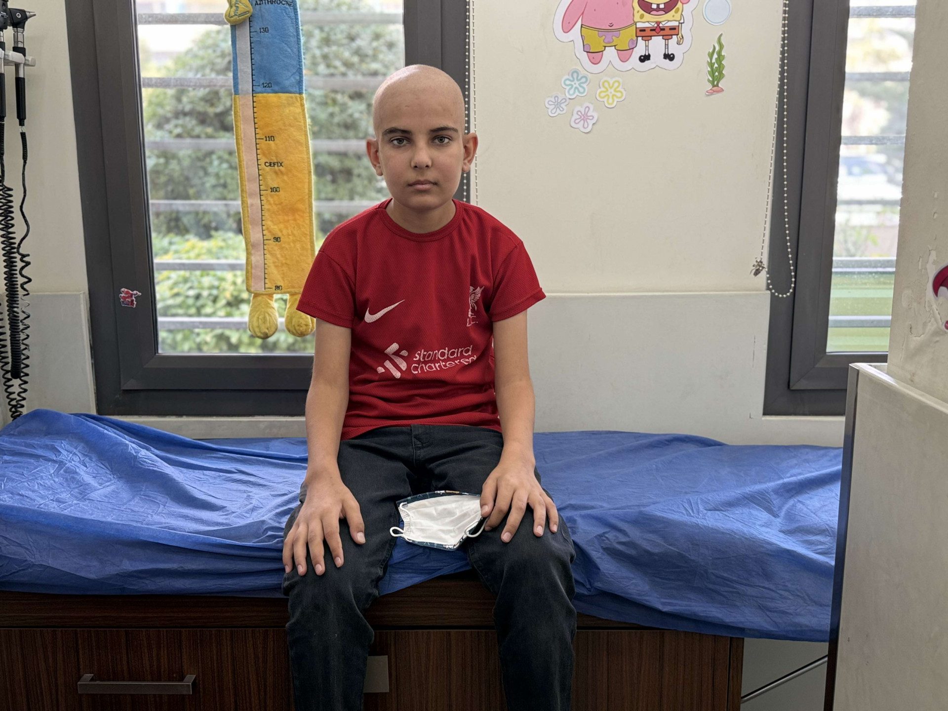 سرطانٌ يهدد طفولة منلا