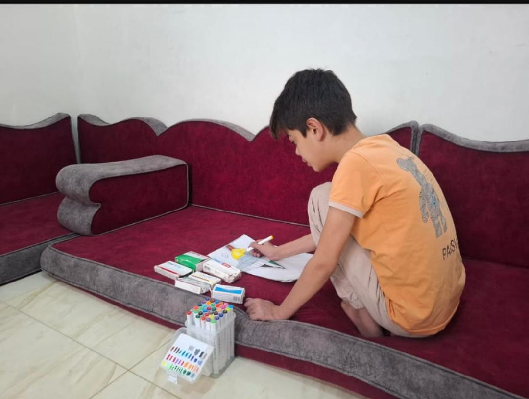 محمد يحتاج علاجاً لا تحتمل الأسرة تكلفته