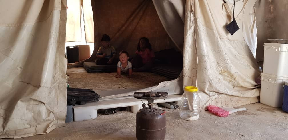 A kid with cerebral atrophy lives in a tent in a tragic situation