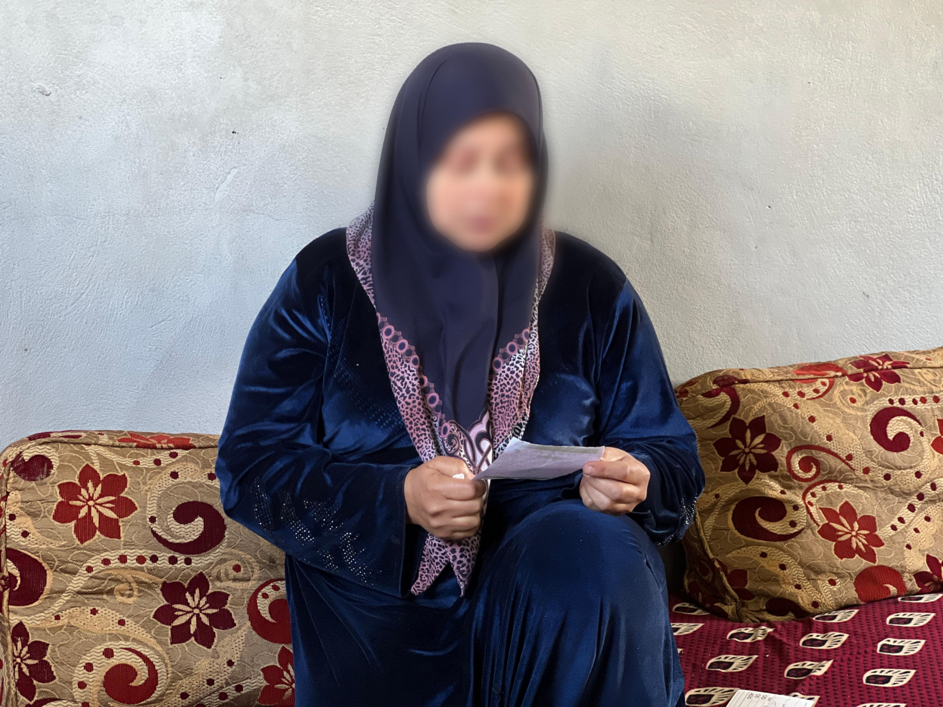 عينٌ أنهكها المرض والقهر