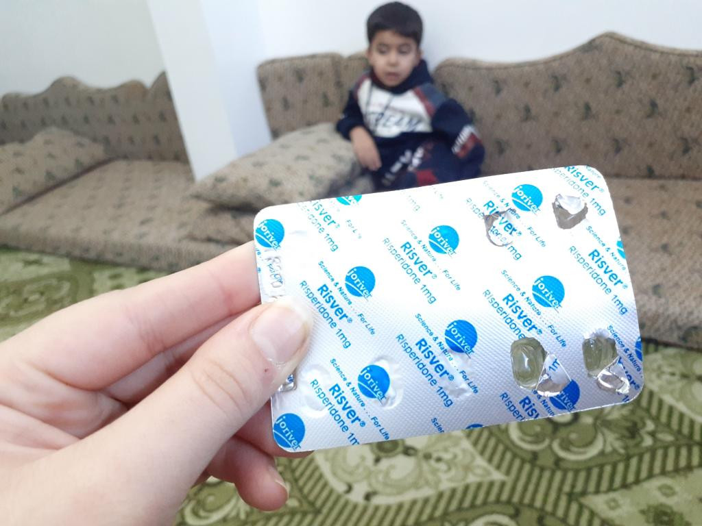 إصابة مجد بالتوحد تمنعه من ممارسة طفولته الطبيعية.
