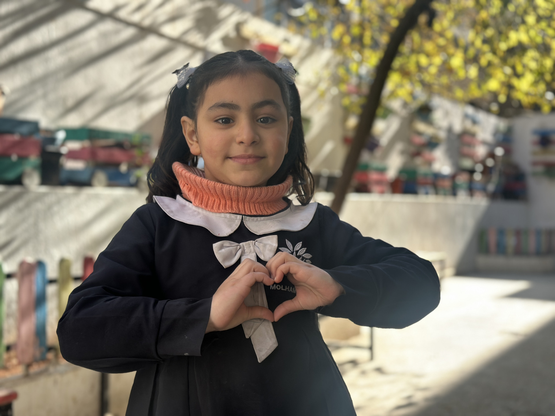 عائشة طفلة يتيمة بحاجة لكفالة تعليمية