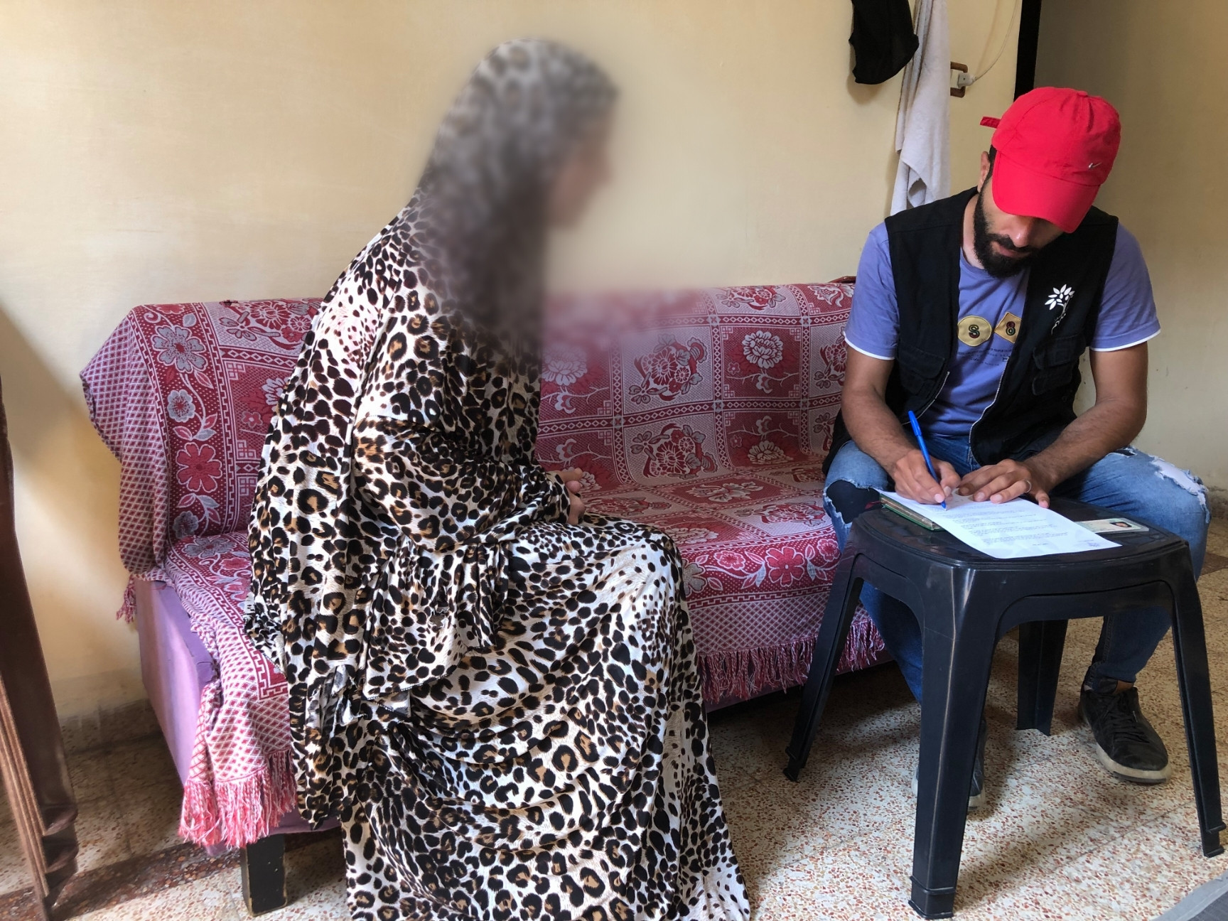 عملها الجاد لإعالة أبنائها لا يكفي فمرض ابنتها أرهق العائلة