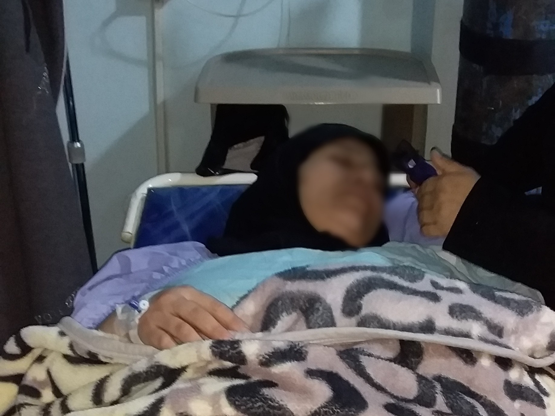 Eine Frau, die an Brustkrebs erkrankt ist, braucht dringend eine Operation