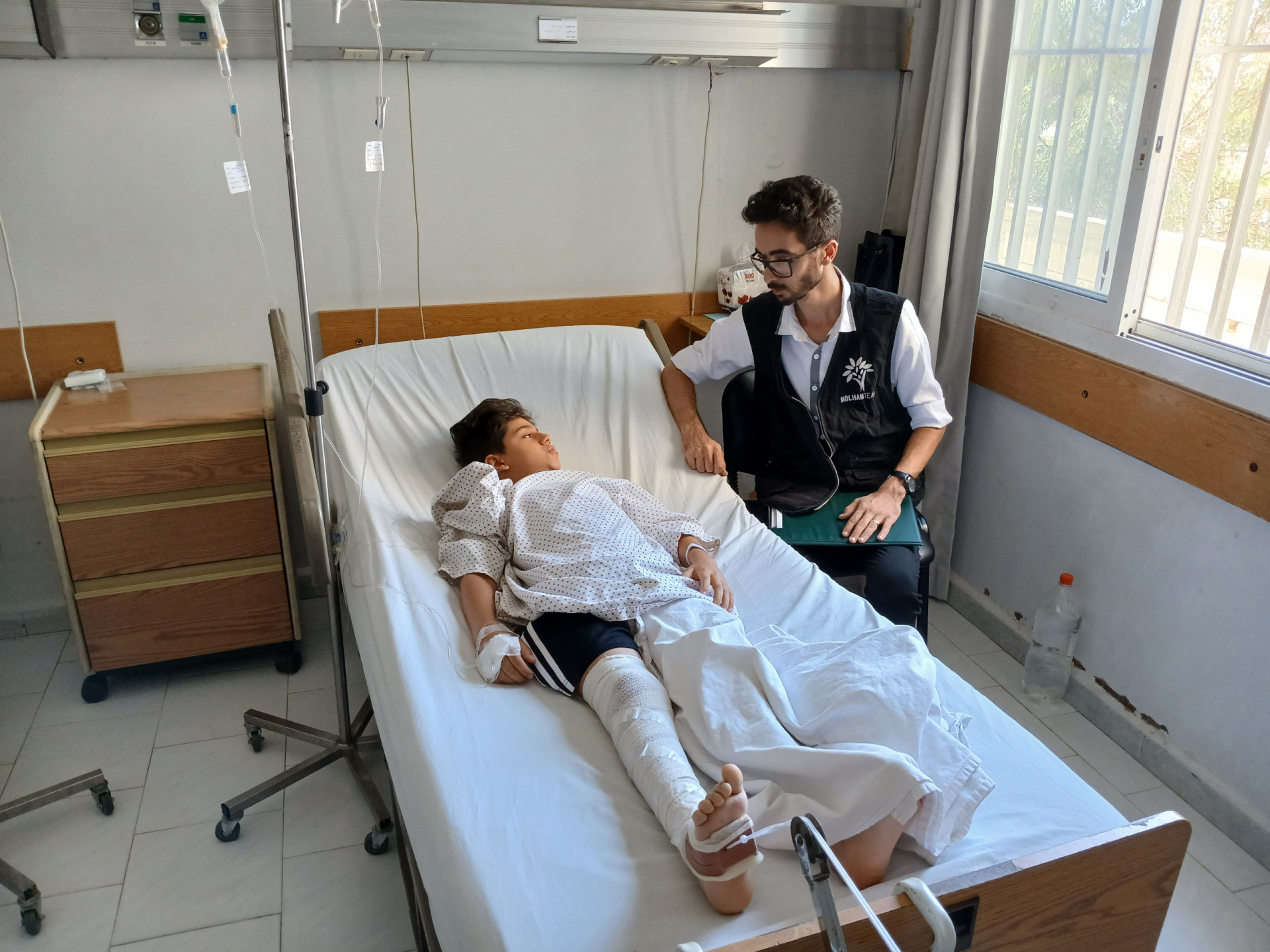 Suhaib's is a child who's in pain due to hip fractures following a traffic accident!