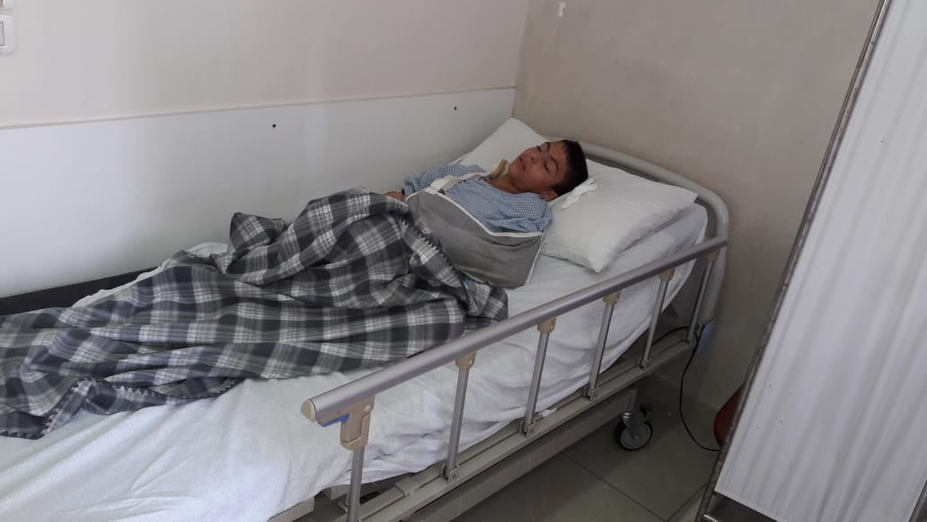 A kid with arm fracture and pain