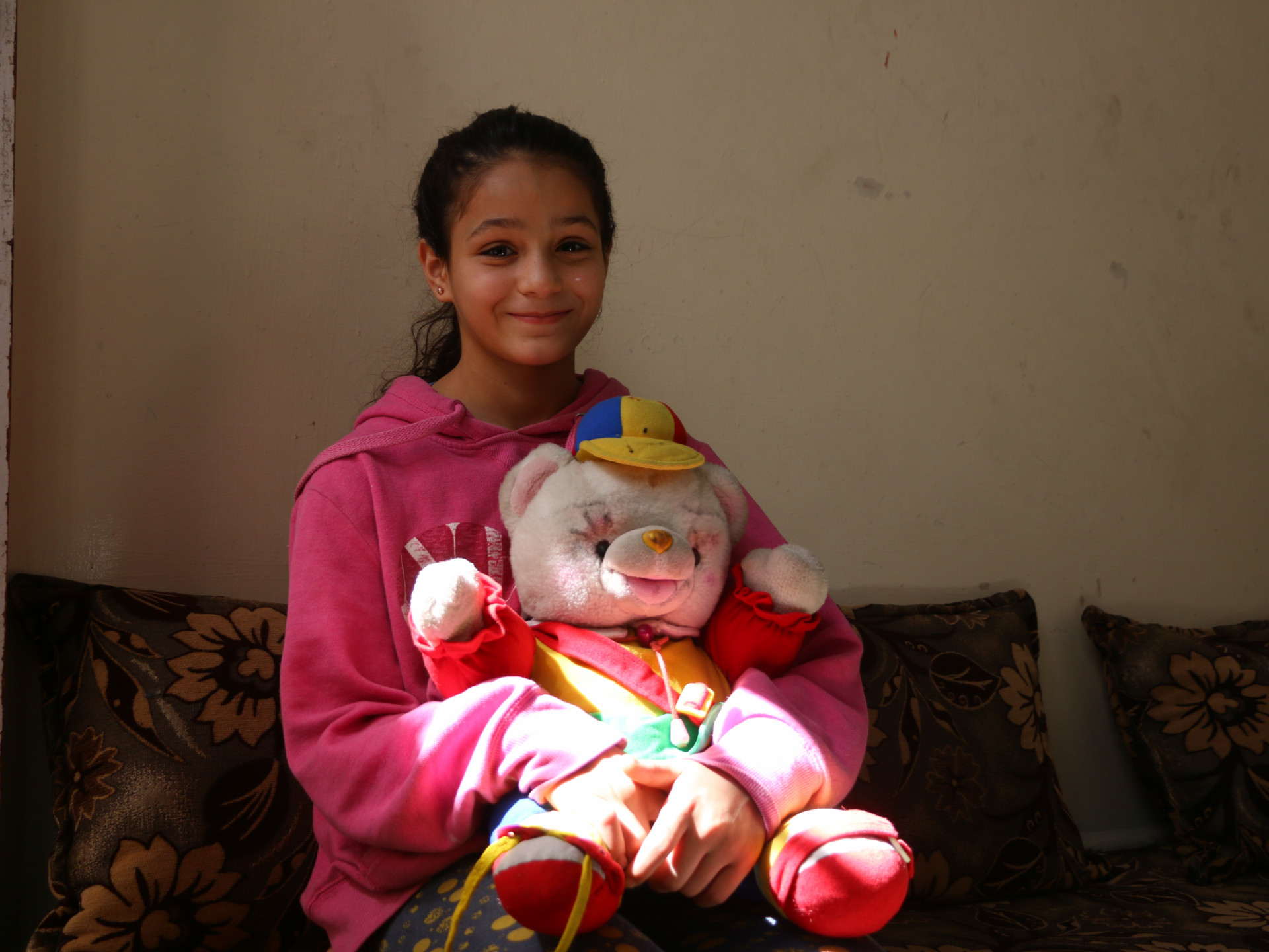 رنيم طفلة يتيمة تحتاج عونكم