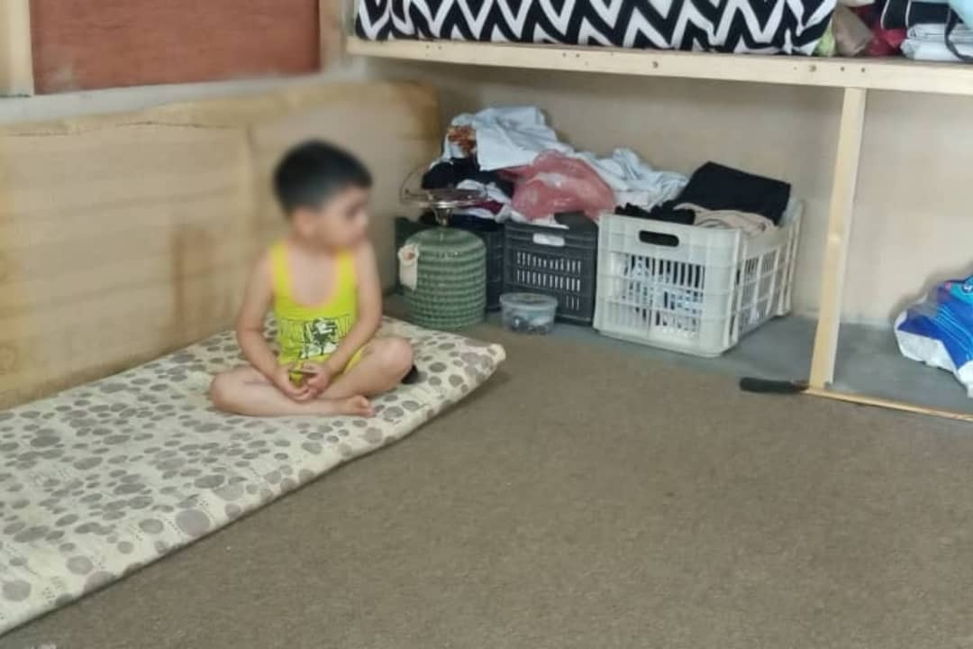 دون سند أو معيل، تعيش الخالة نوف وابنتها وحيدتان، وهم بحاجة للمساعدة