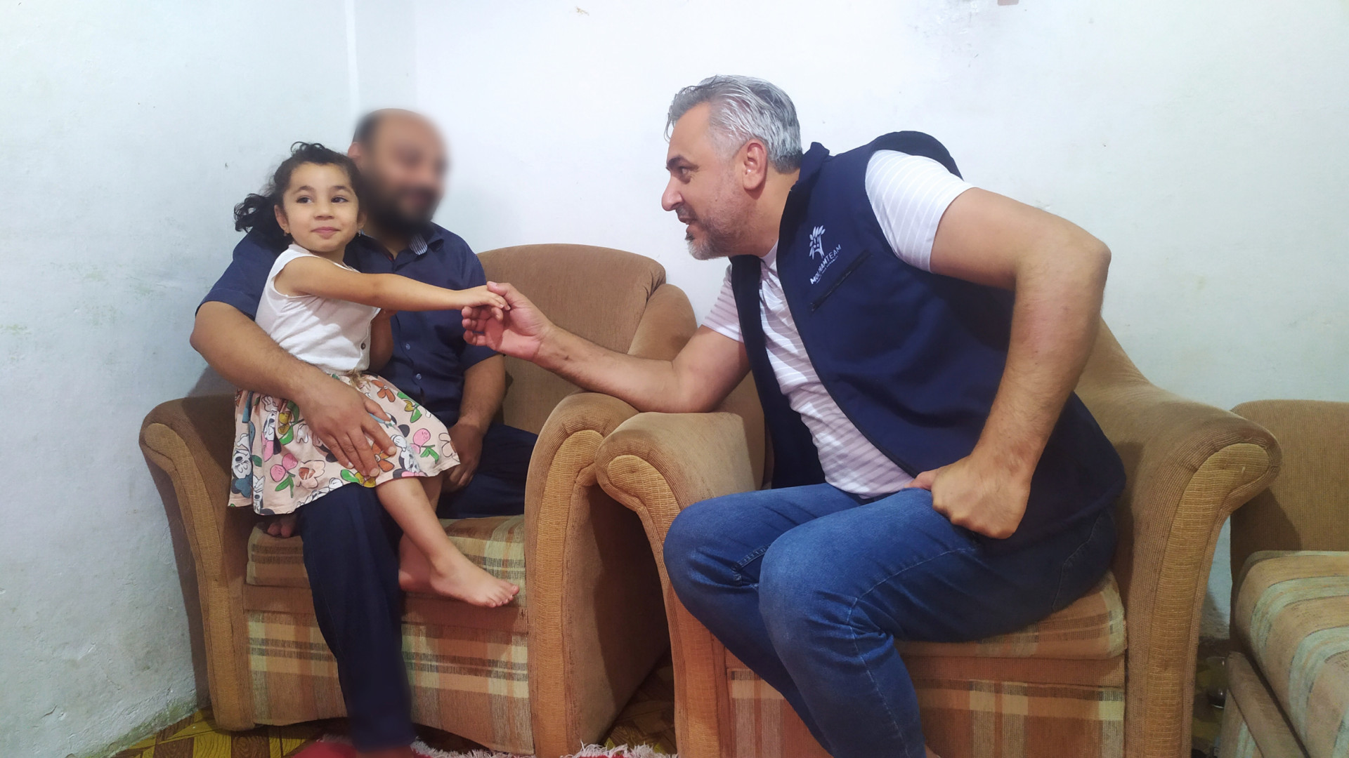 الزلزال يقلب حياة أسرة الأخ علاء