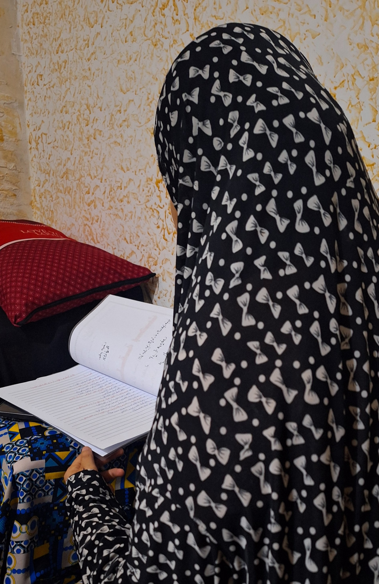 آية طالبة تربية بحاجة لعونكم!